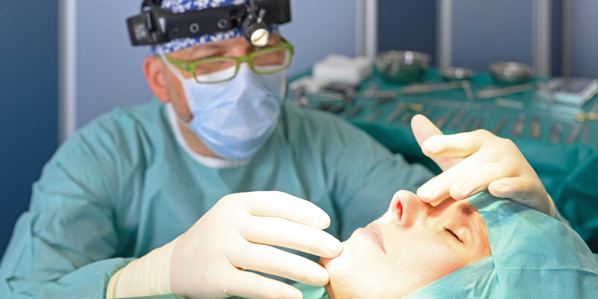 Dr. Peter Neumann während einer Nasen OP